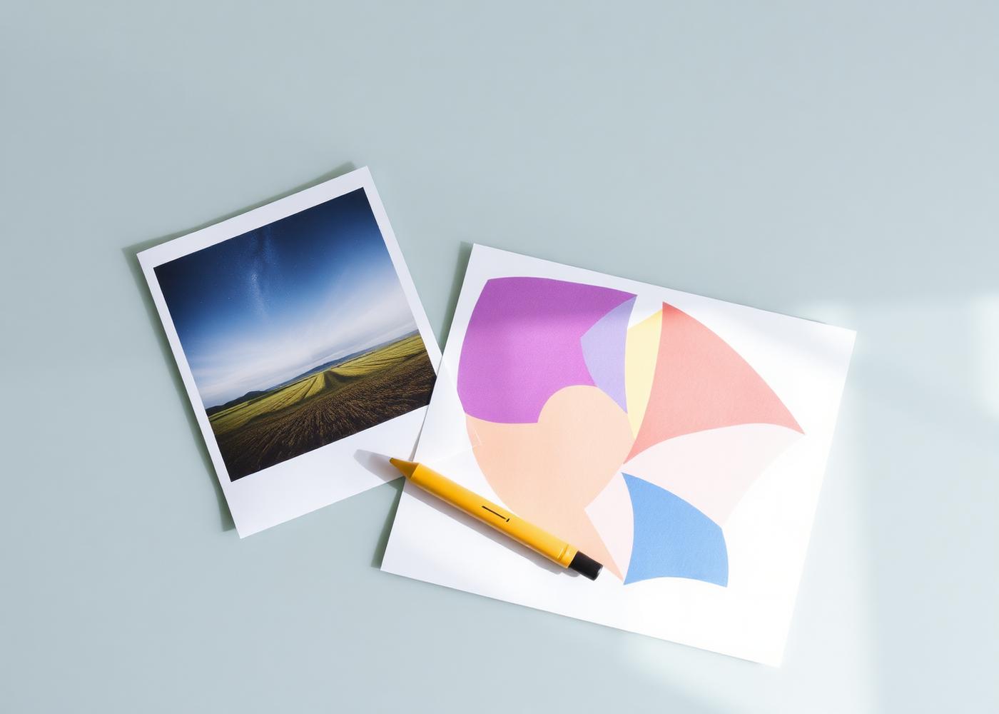 Un tirage photographique et une planche de formes vectorielles imprimées posés côte à côte sur un bureau